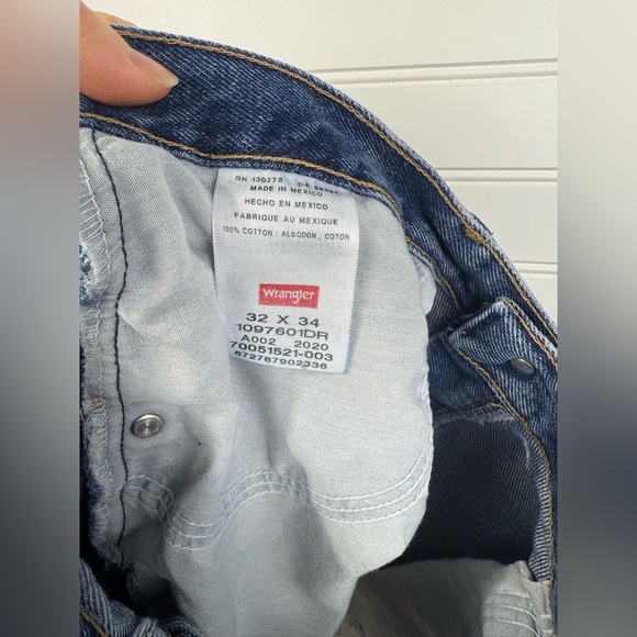 Wrangler women’s cut off denim shorts. Size 32. - Picture 6 of 6